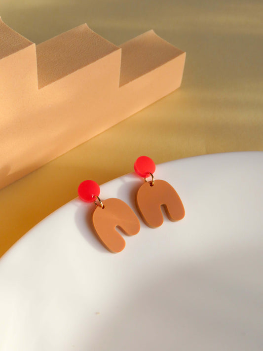 Kleine Squishy Arch Bogen Ohrringe in knallrot beige