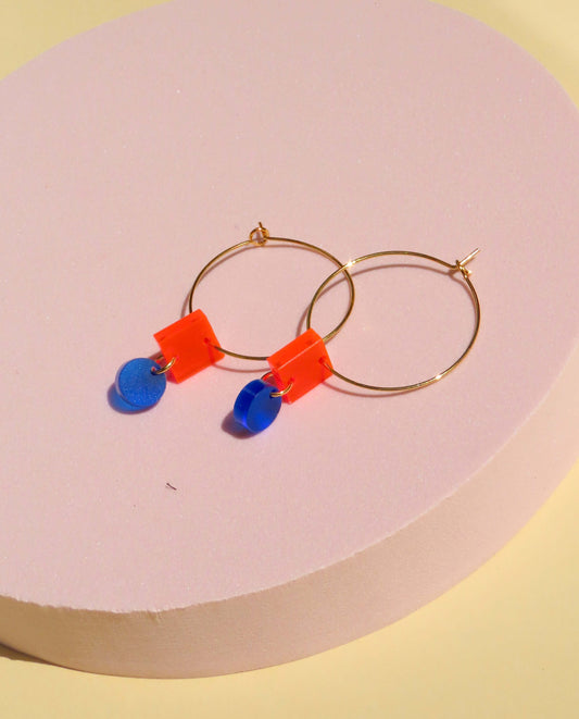 Hoops aus Edelstahl mit orange blauen geometrischen Formen