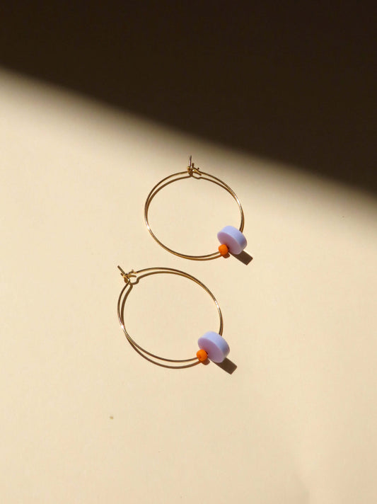 Creole – Fliederfarbener runder Acryl-Dot & warme orange Glasperle