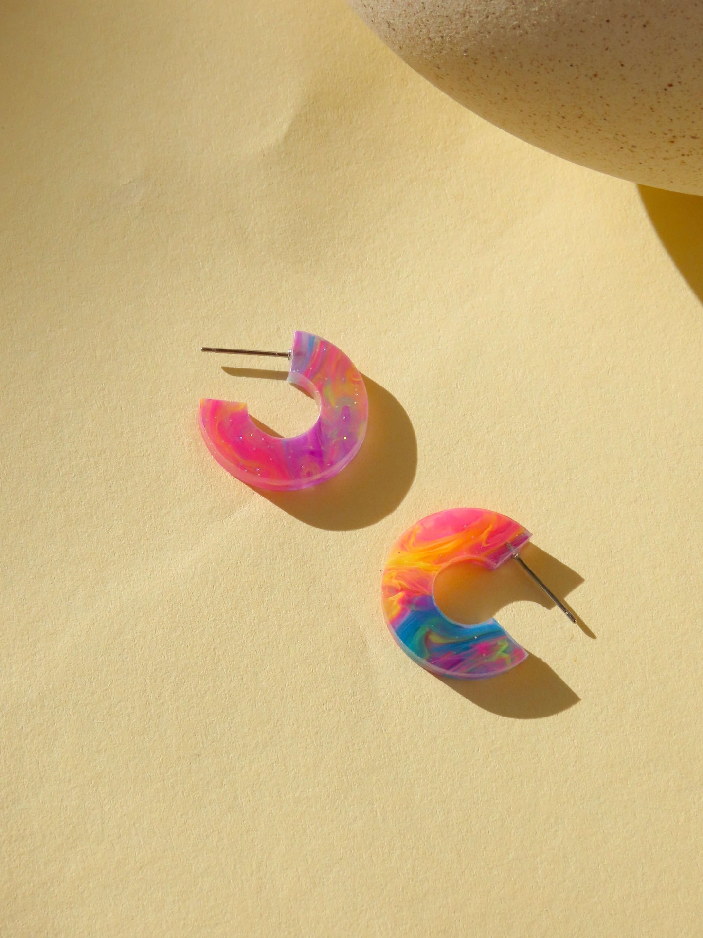 Creolen Simmi aus Acryl und Edelstahl in fantasy