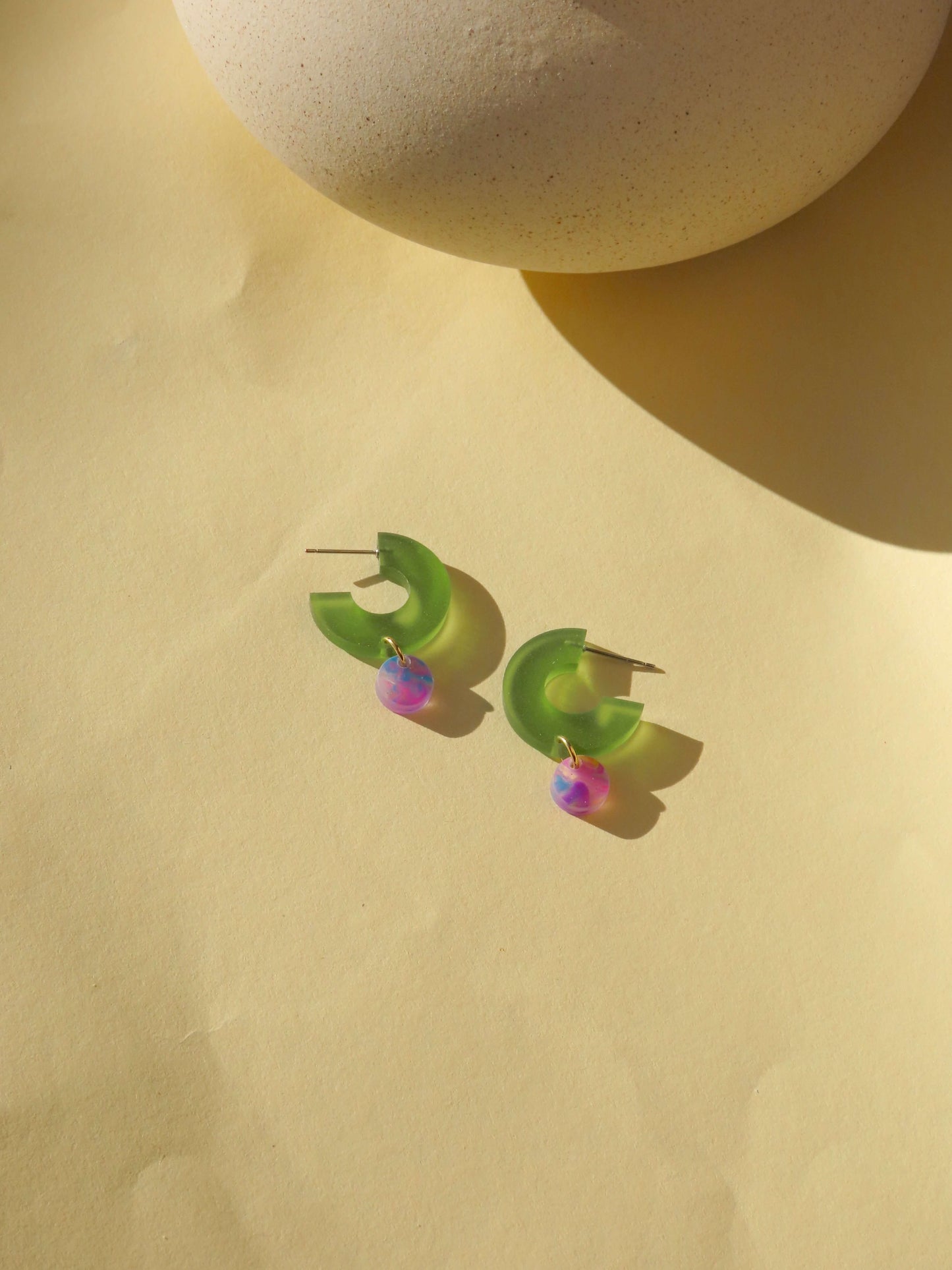 Creolen Silva aus Acryl und Edelstahl in olive und fantasy