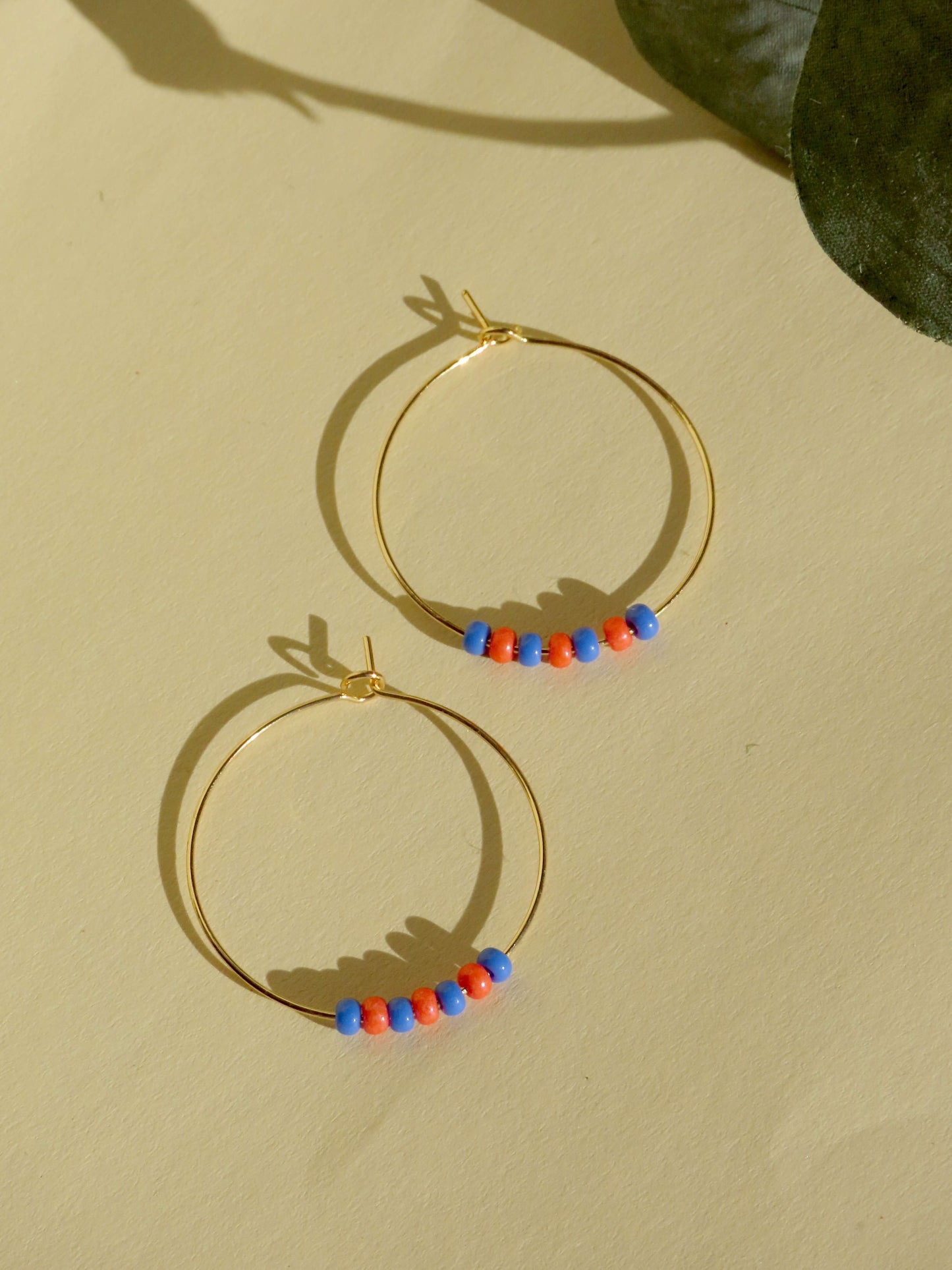 Hoops aus vergoldetem Edelstahl mit Toho Seed Perlen in blau rot