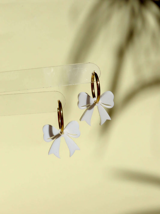 Goldene Creolen mit weißen Schleifen – verspielte Ohrringe mit 3D-Effekt
