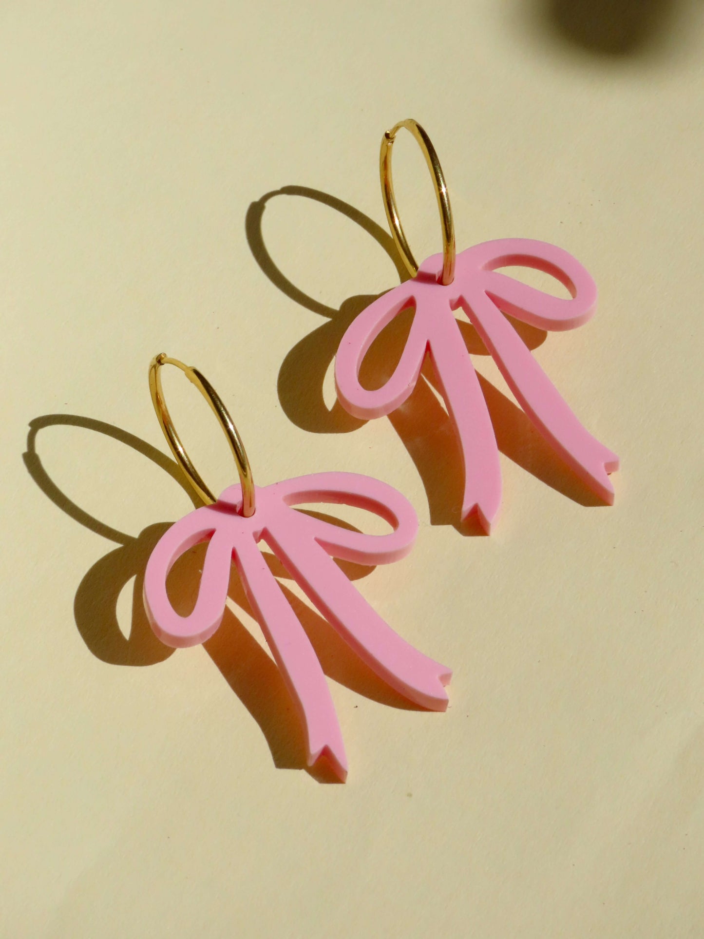 Creolen mit rosa Schleifen – Verspielte Statement-Ohrringe