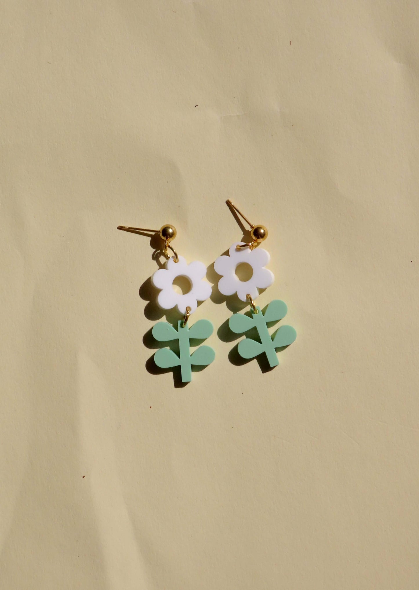 Statement-Ohrringe Blume & Blatt – Frühlingshafte Blumenohrringe in Weiß und Mint