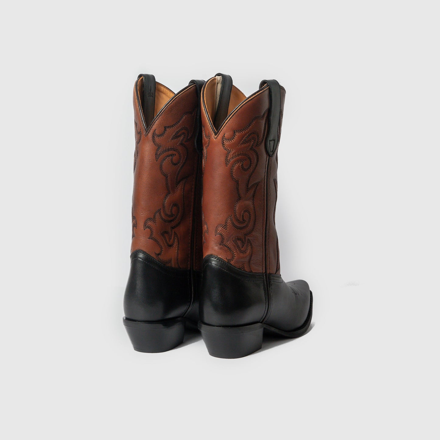 Dosti í svörtu og brúnu