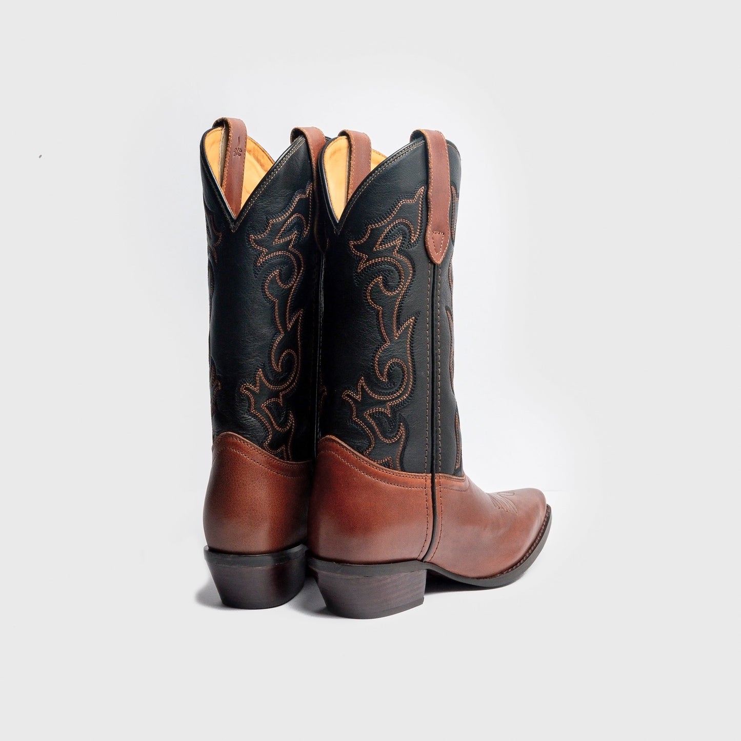 Dosti í brúnu og svörtu