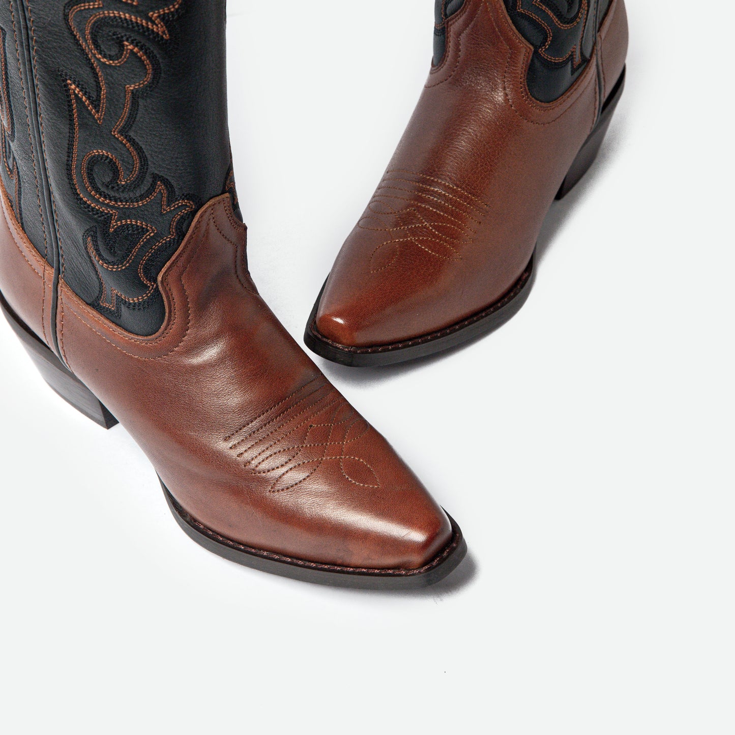 Dosti í brúnu og svörtu