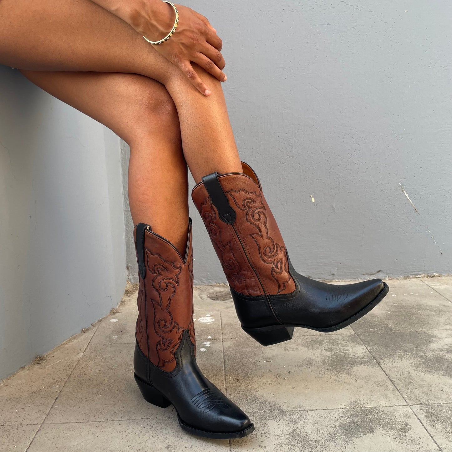 Dosti í svörtu og brúnu