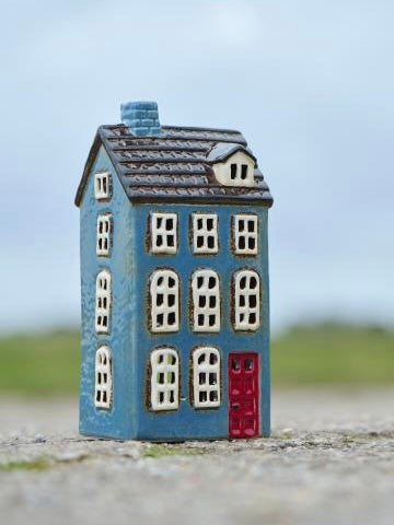 Haus für Teelicht My home Town blau mit roter Tür