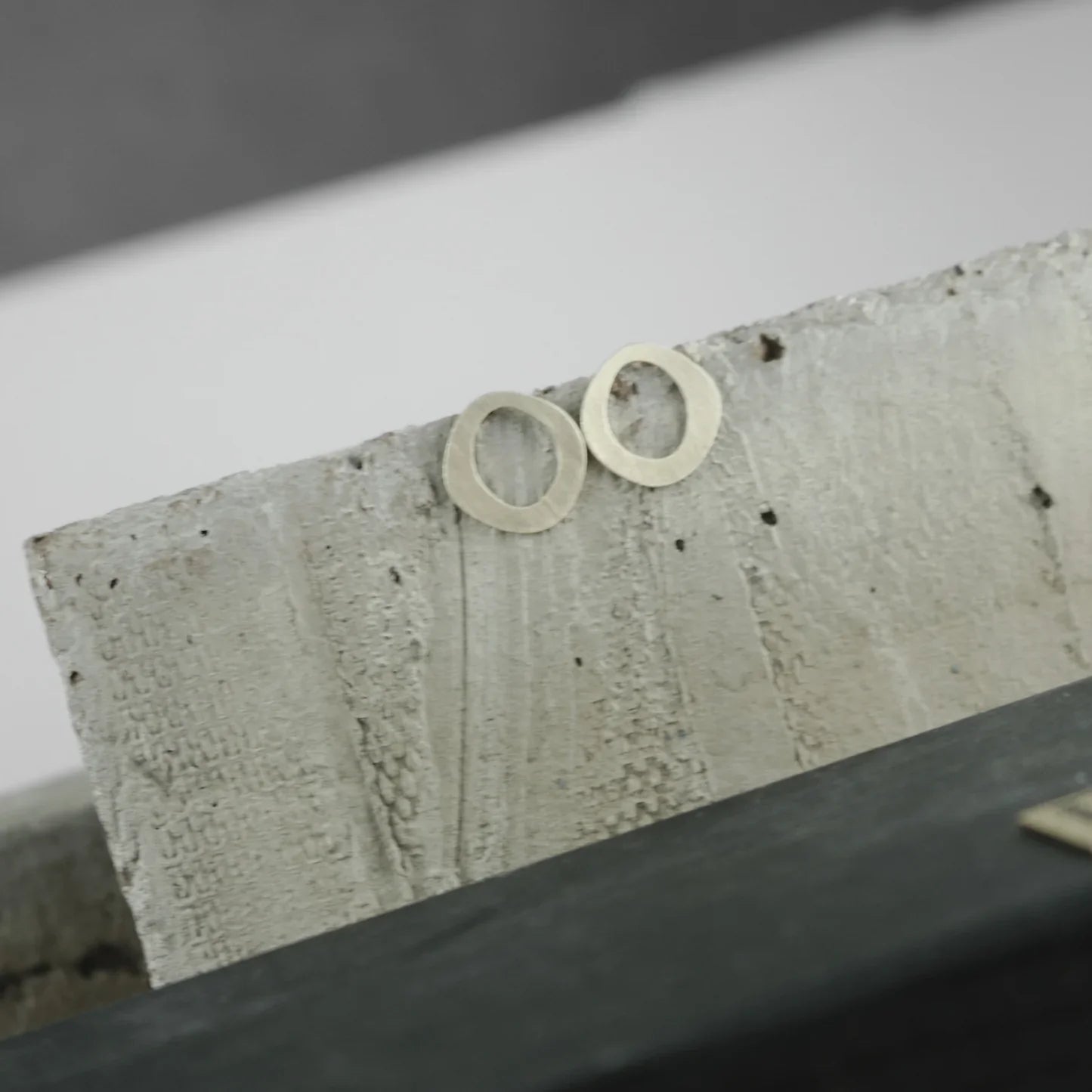 Ohrstecker Alaya organic single Circle, in 2 Farben