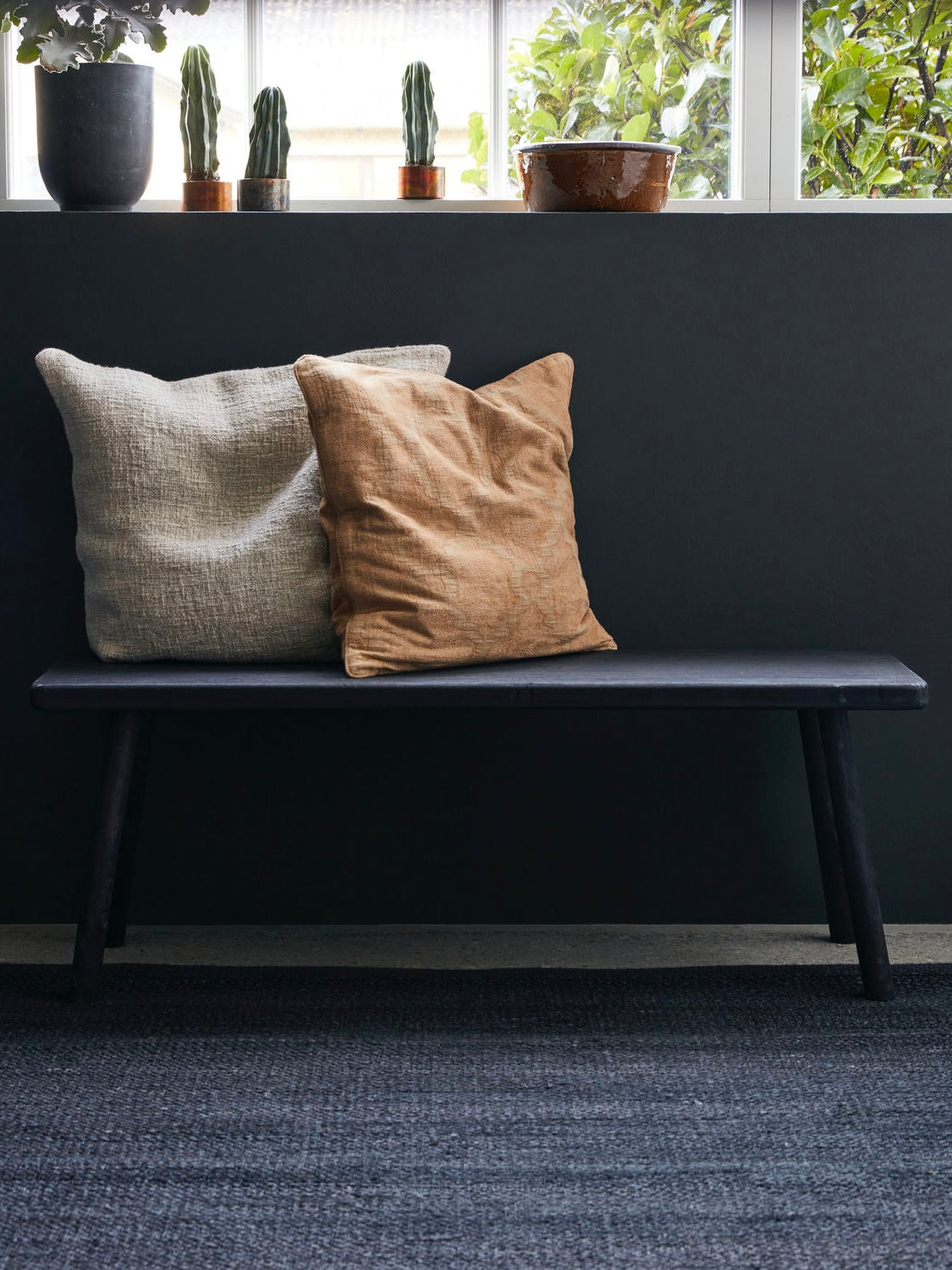 Holzbank Nadi schwarz, in 2 Größen