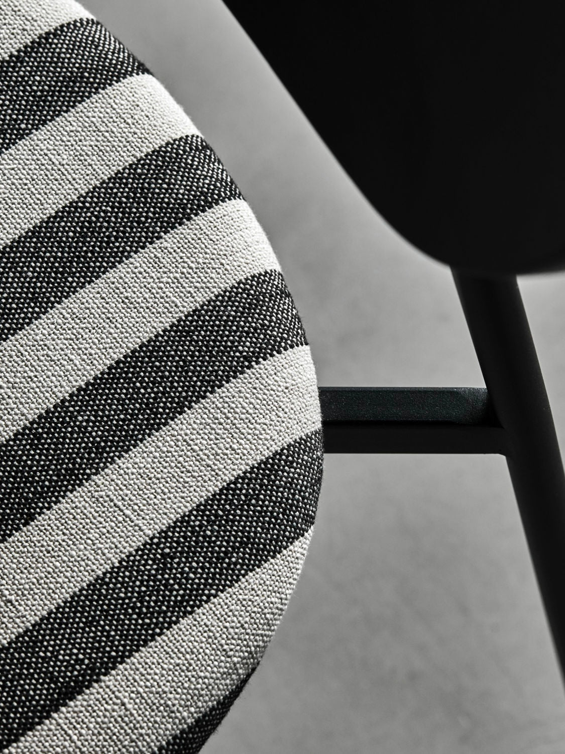 Stuhl HDMust schwarz/weiß gesteift