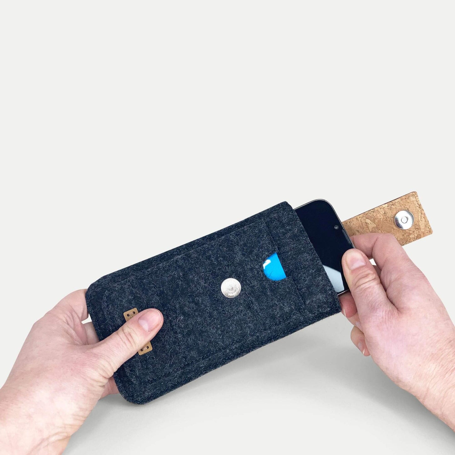 Handytasche nach Maß | mit Magnetverschluss und extra Fach | anthrazit - Shapes | Modell HAKA