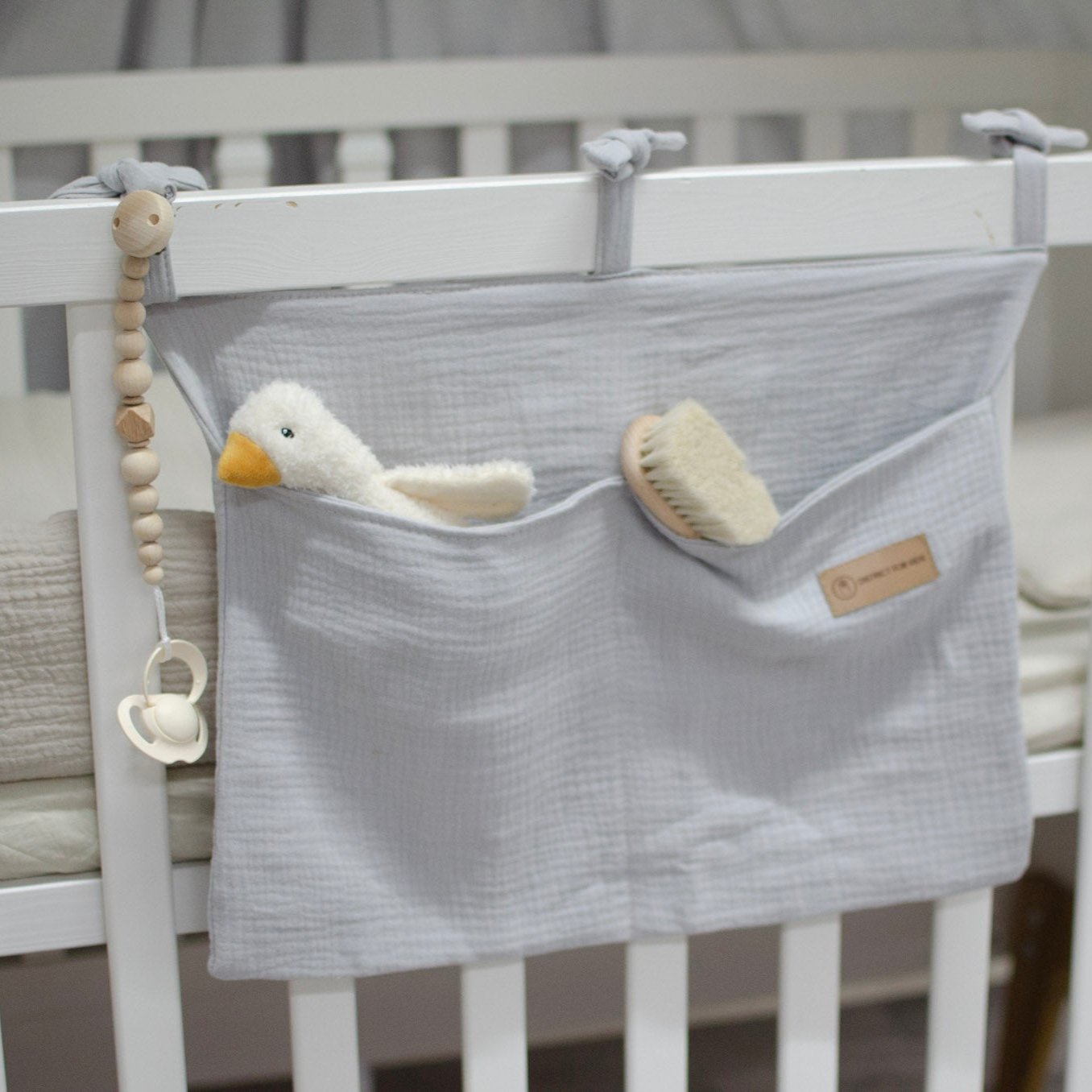 Babybett Organizer Musselin - Aufbewahrung fürs Babyzimmer