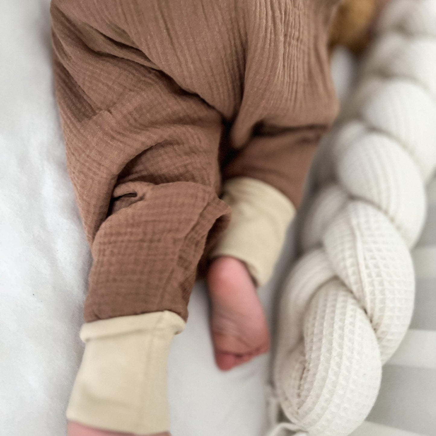 Schlafsack Musselin mit Füßen - mitwachsend, atmungsaktiv & sicher