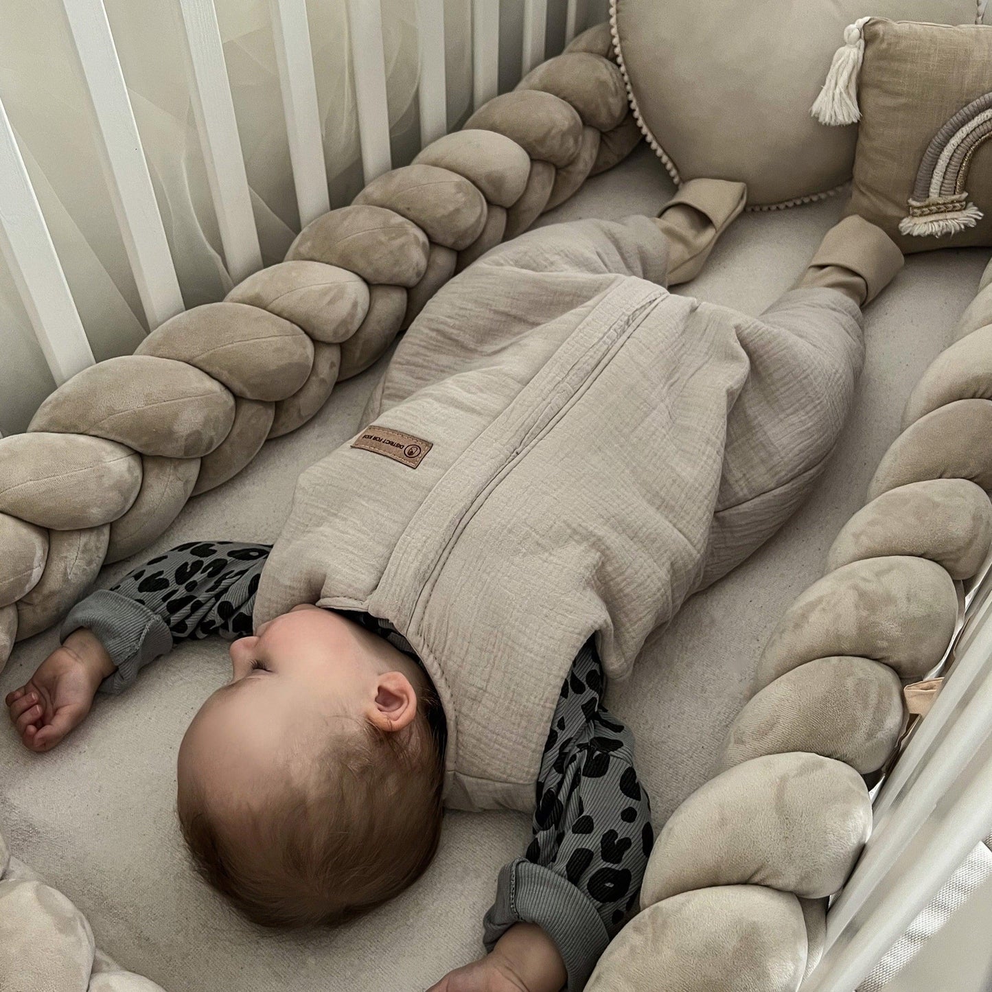 Schlafsack Musselin mit Füßen - mitwachsend, atmungsaktiv & sicher