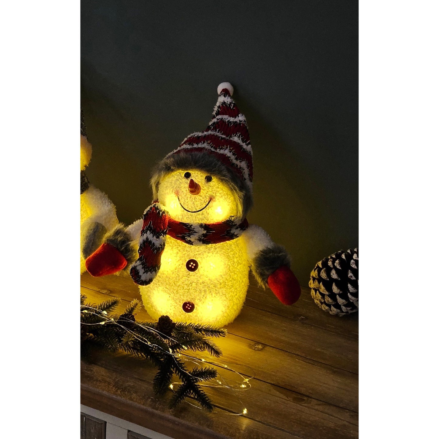 Schneemann mit warmweiß LED Beleuchtung Schal & Mütze rot Weihnachtsdeko H 20 cm