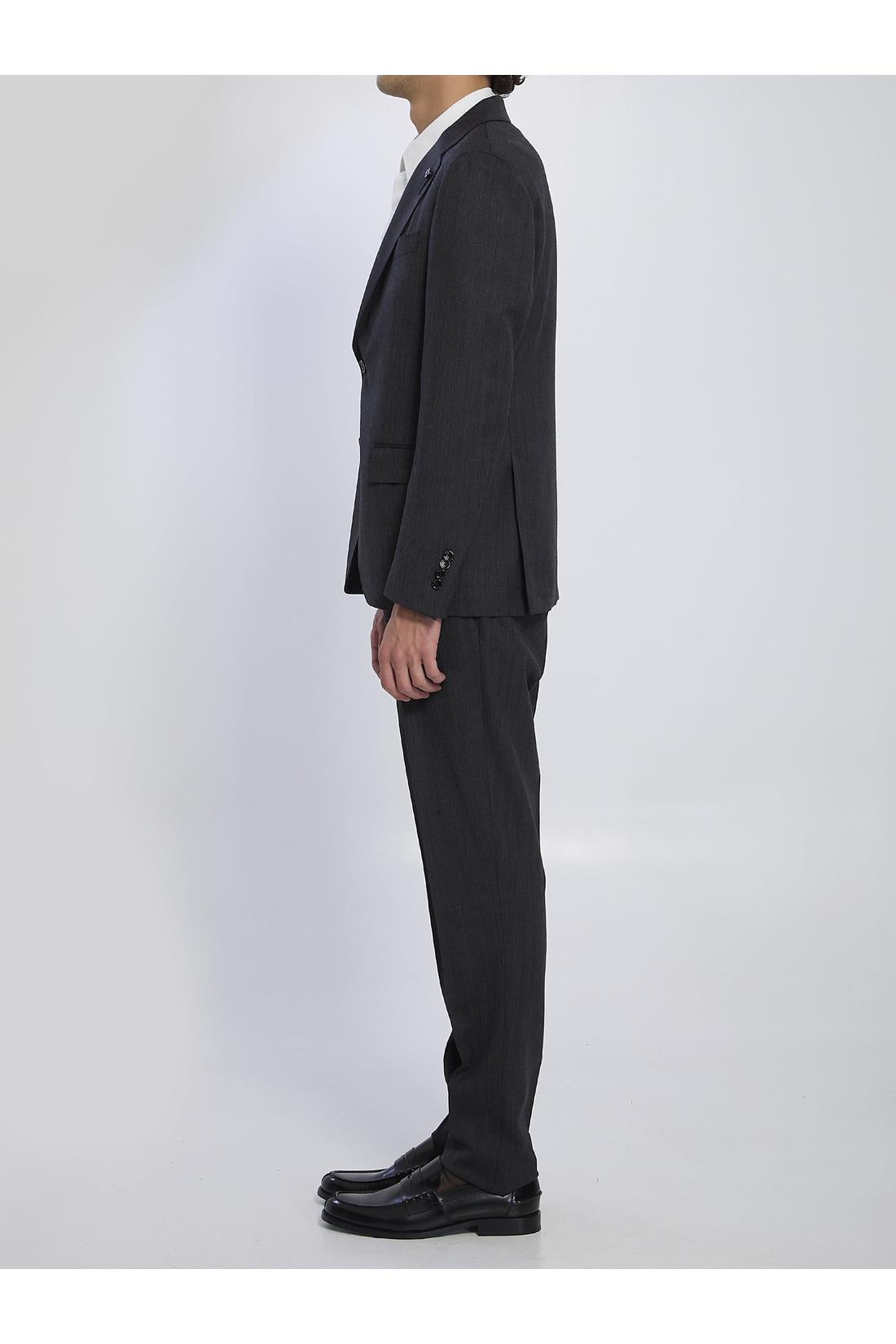 Single-breasted suit in virgin wool