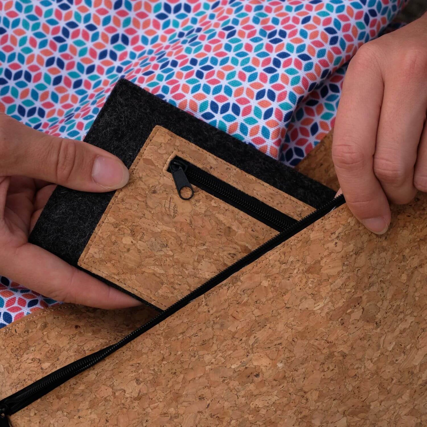 Handytasche mit Kartenfach für OnePlus 9 Pro | anthrazit - shapes | Modell "ZIP"