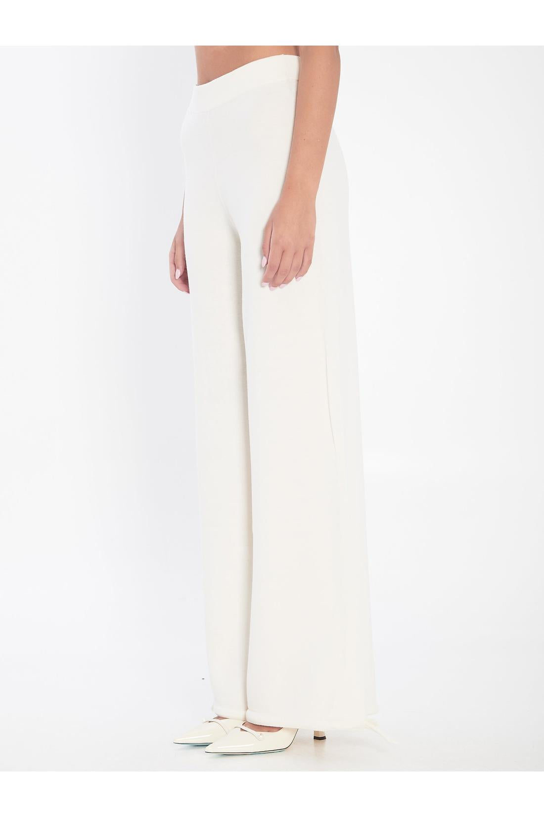 Trousers in wool yarn