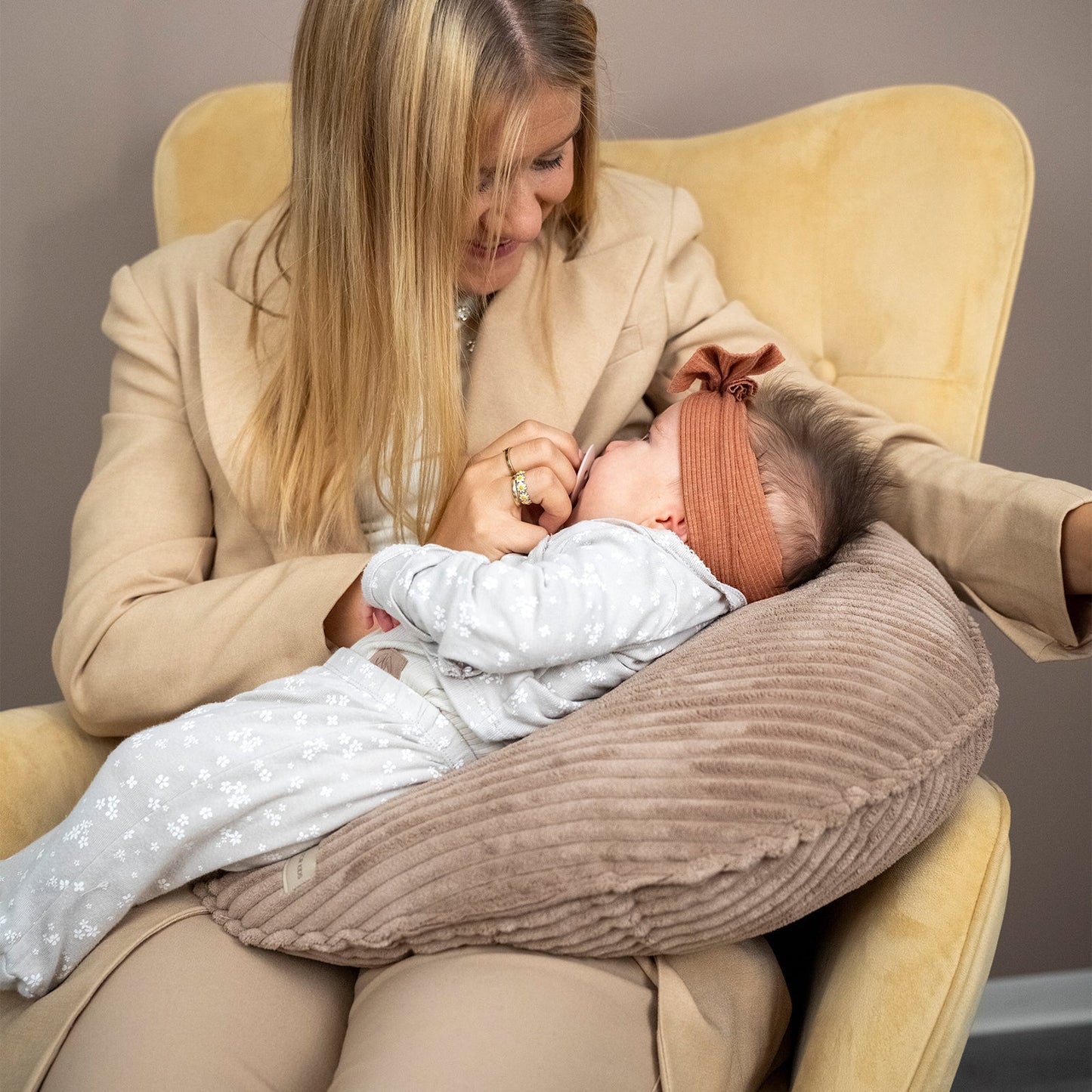 Stillkissen Halbmond Cord – Komfort, Unterstützung & stilvolle Optik