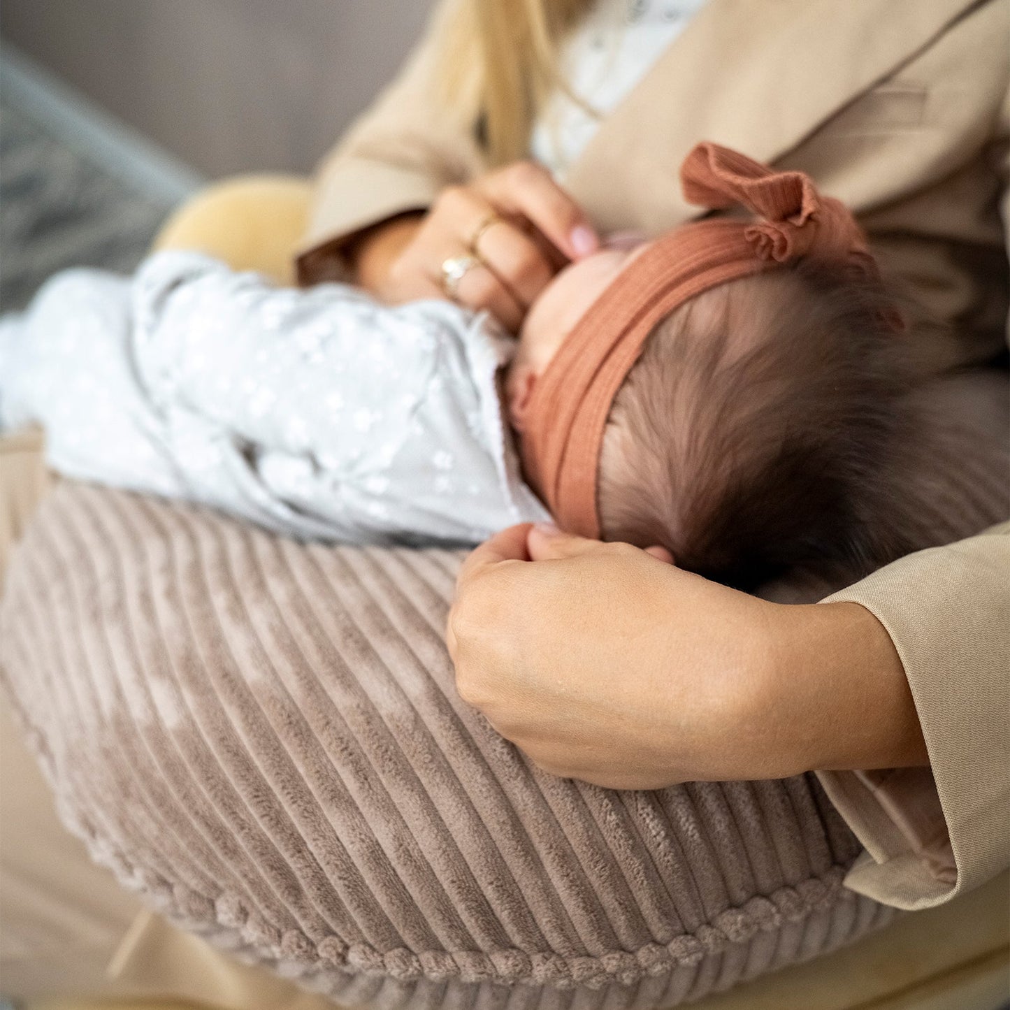 Stillkissen Halbmond Cord – Komfort, Unterstützung & stilvolle Optik