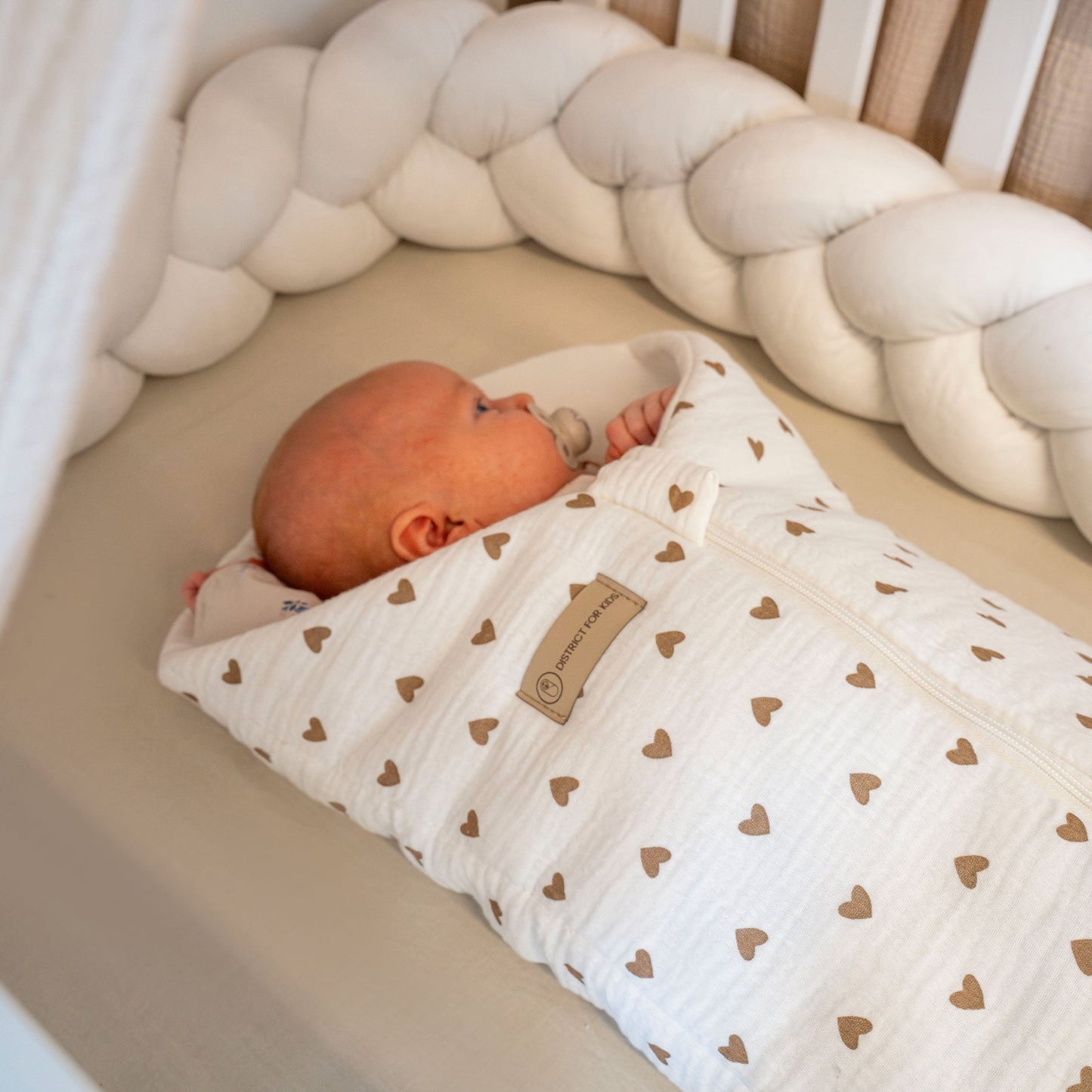 Pucksack Musselin Herzen braun mitwachsend – Ganzjahres Babyschlafsack