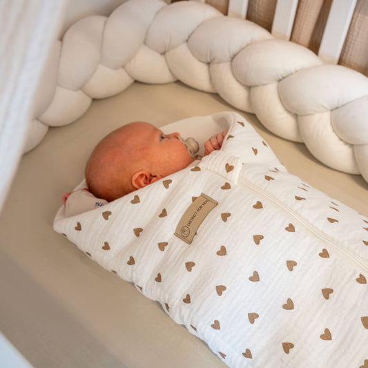 Pucksack Musselin Herzen braun mitwachsend – Ganzjahres Babyschlafsack