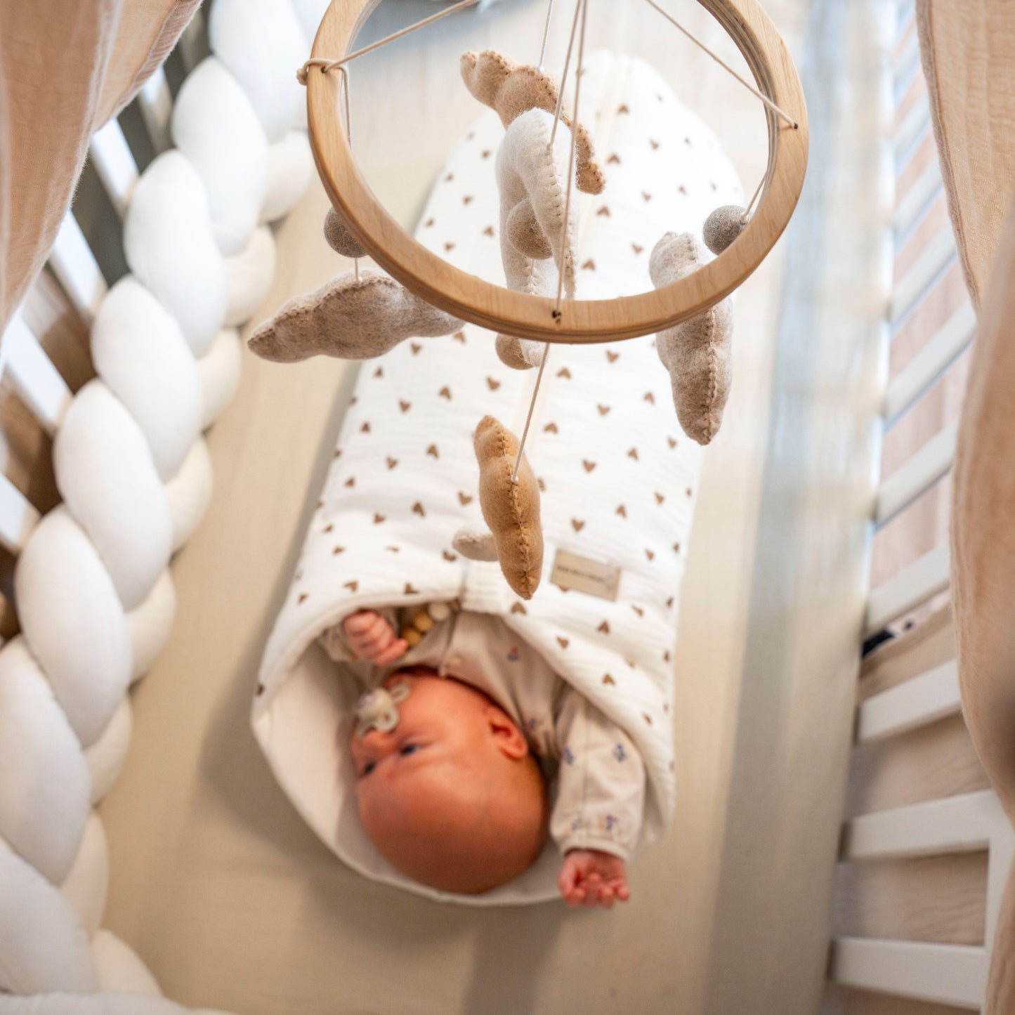 Pucksack Musselin Herzen braun mitwachsend – Ganzjahres Babyschlafsack