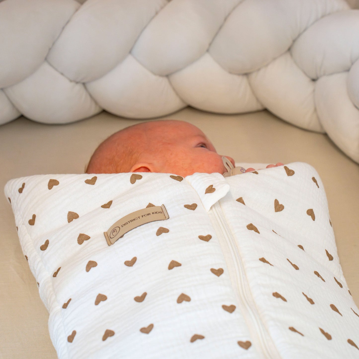 Pucksack Musselin Herzen braun mitwachsend – Ganzjahres Babyschlafsack