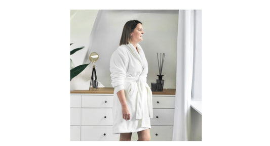 Premium Damen Bademantel Eden » Damenbademantel » dichtes Korallenfleece 350 g/m² » Saunamantel mit Taschen und Ärmelbündchen » Frauen Morgenmantel 96 cm lang » cremeweiß