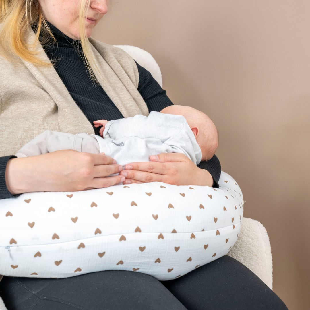 Stillkissen & Schwangerschaftsstillkissen Musselin XXL | Herzen braun