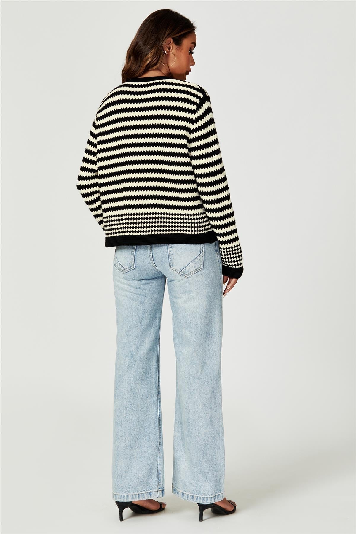 Prjónuð peysa með geo-mynstri og svörtu