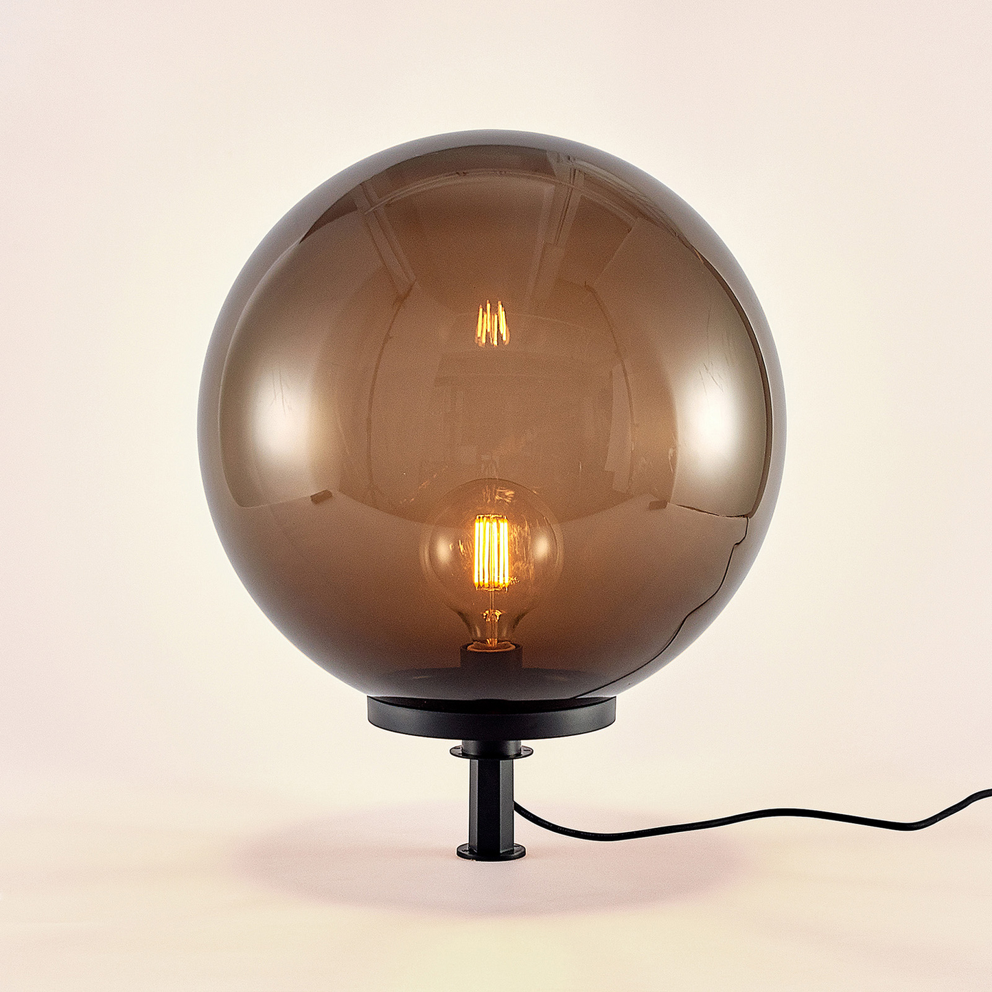 B-flokks skreytingarkúluljós Samini Lindby reykgrátt Ø 50 cm kúlulaga verönd IP44 E27 garður