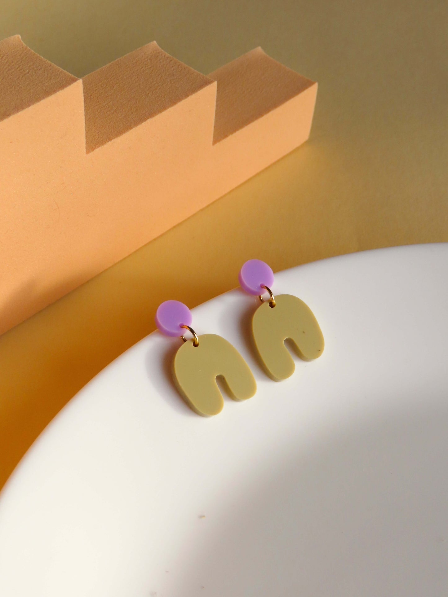 Kleine Squishy Arch Bogen Ohrringe in flieder beige