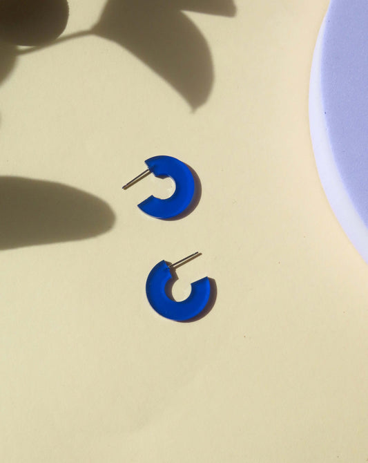 Creolen Simmi aus Acryl und Edelstahl in tiefblau