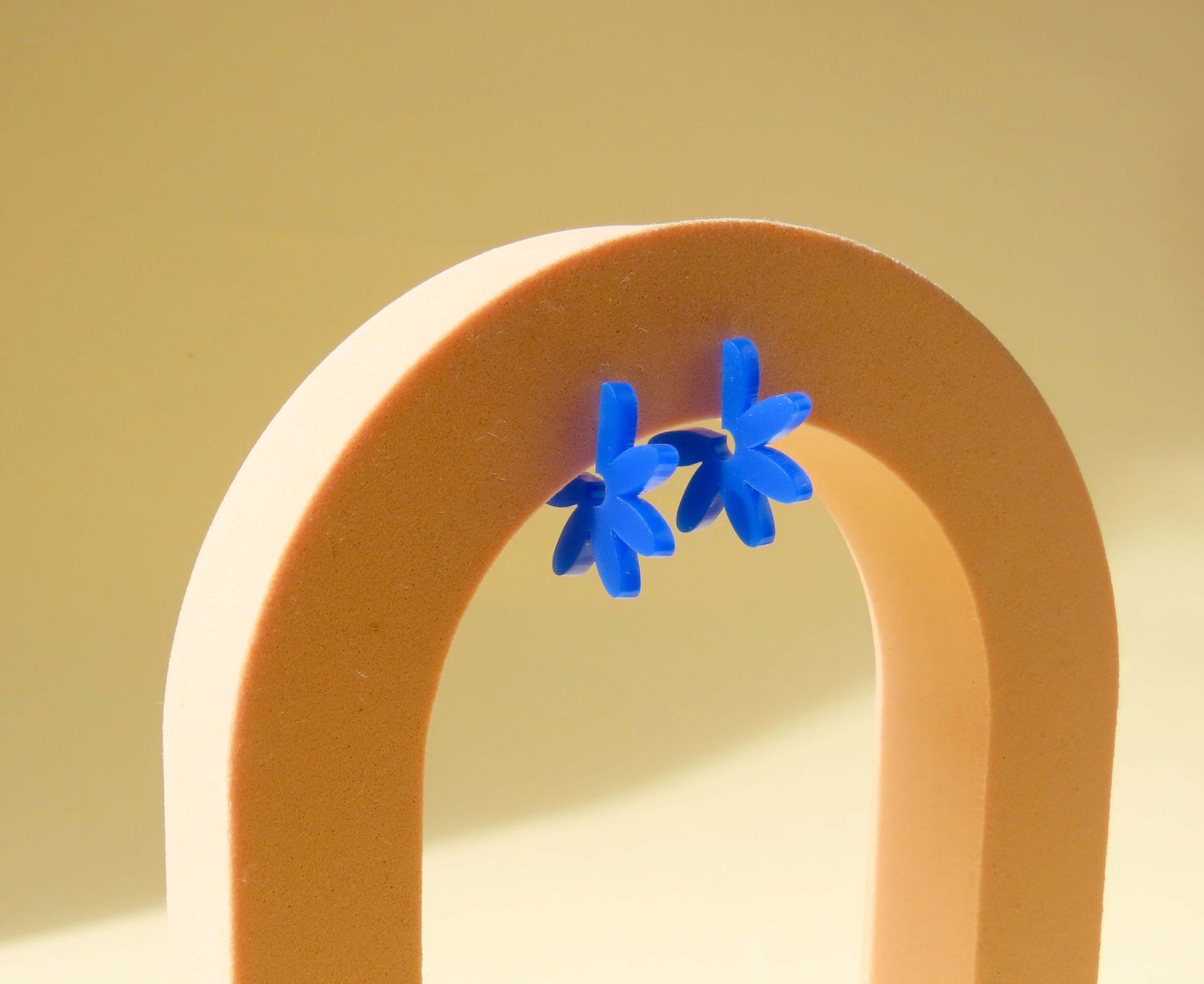 Creolen Flower aus Acryl und Edelstahl in kobaltblau