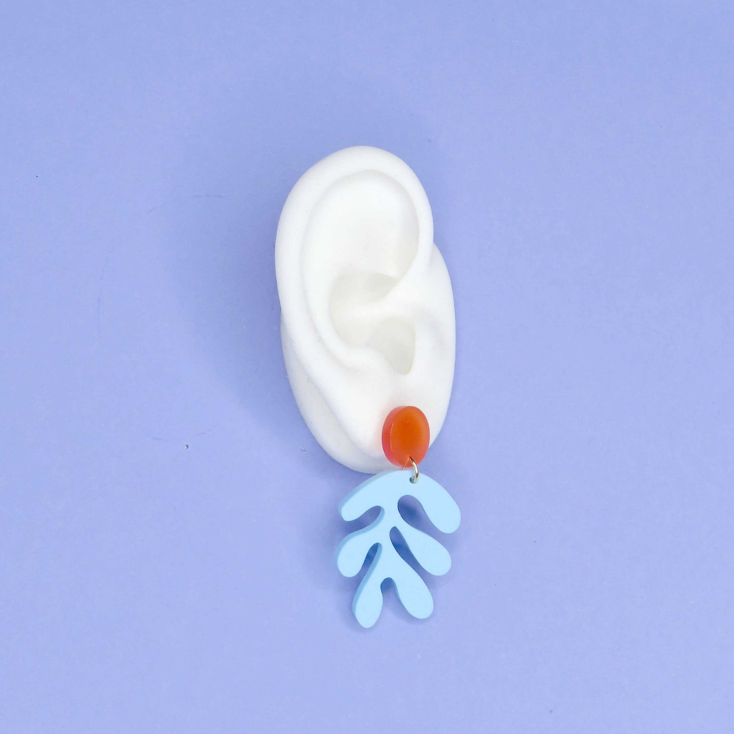 Matisse Florale Ohrringe aus Acryl in hellblau