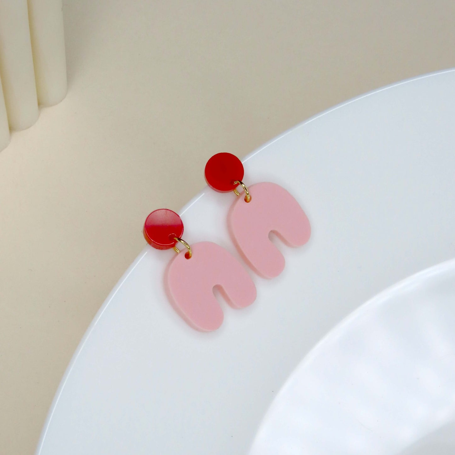 Kleine Squishy Arch Bogen Ohrringe in rot hellrosa