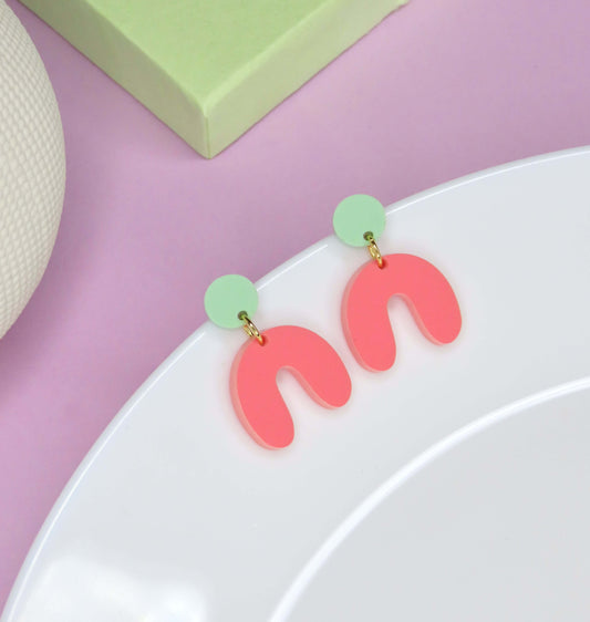 Kleine Arch Bogen Ohrringe in hellgrün erdbeer