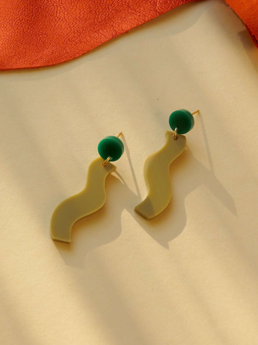 Wormly Ohrringe mit Edelstahl Steckern in grün beige