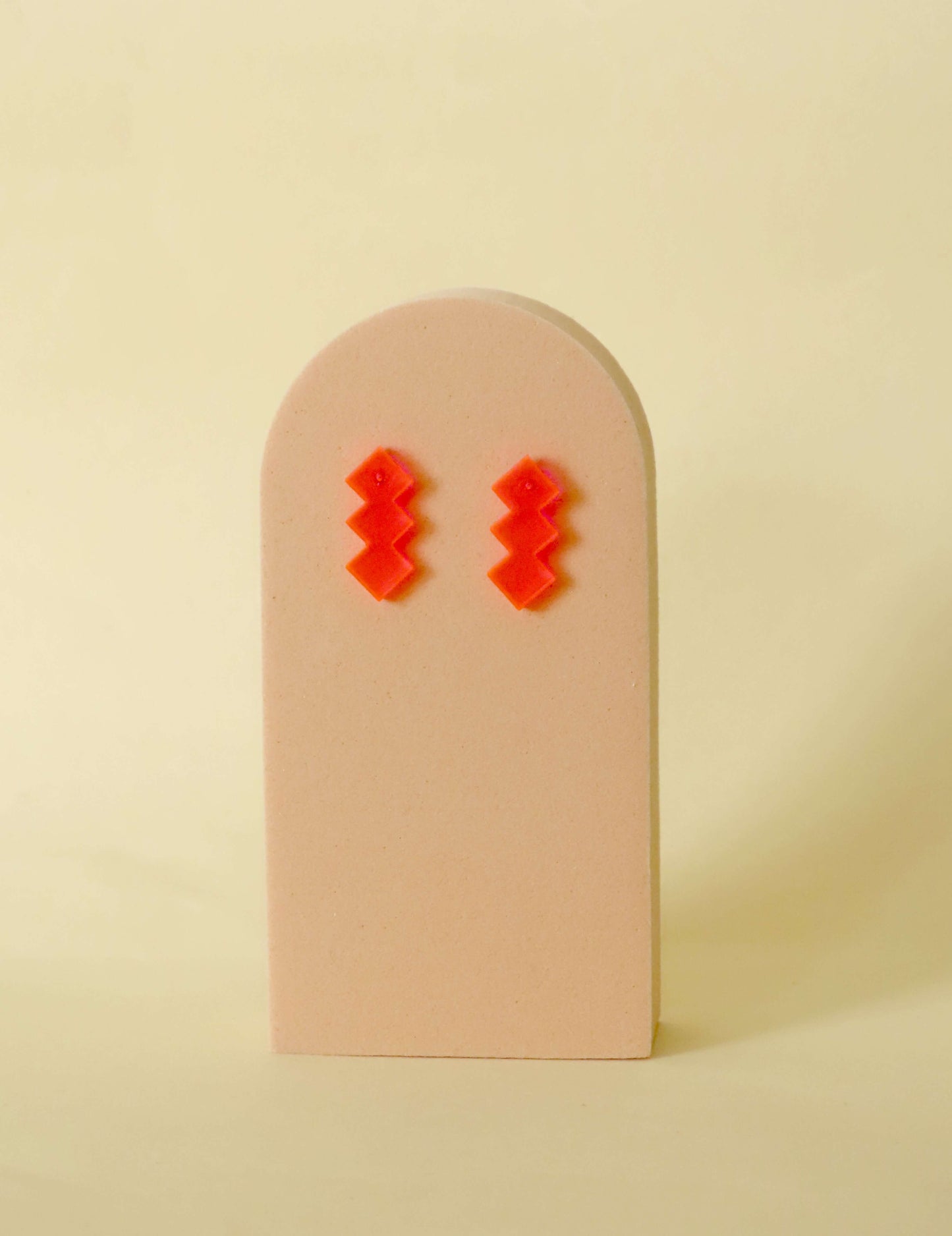 Geometric Glow: Neon-Pinke Acryl Ohrstecker