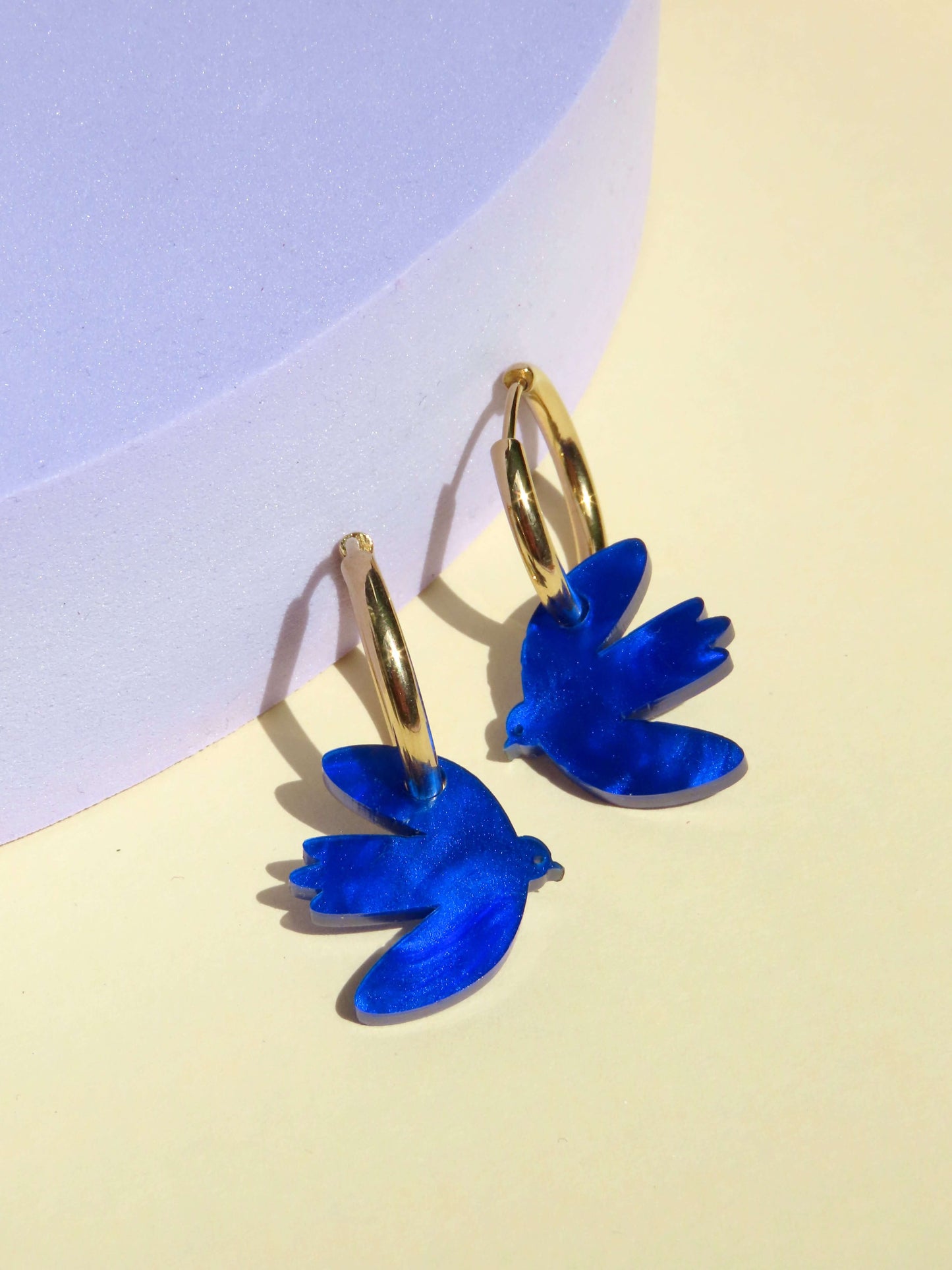 Tintenblaue Dove Creolen aus Edelstahl und Acryl