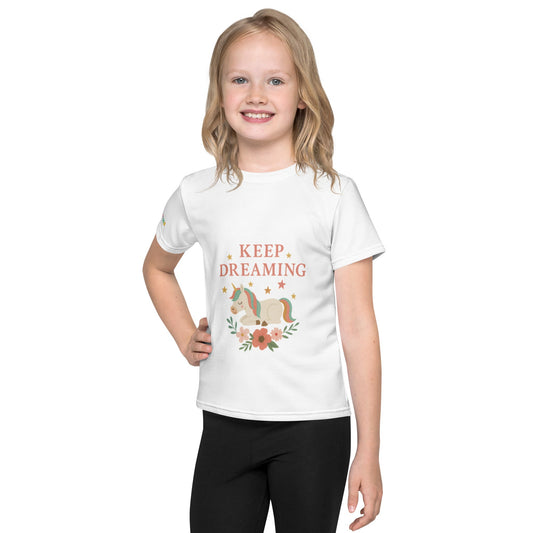 Ein T-Shirt für kleine Tagträumer – mit Einhorn-Motiv und der Botschaft „Keep Dreaming“