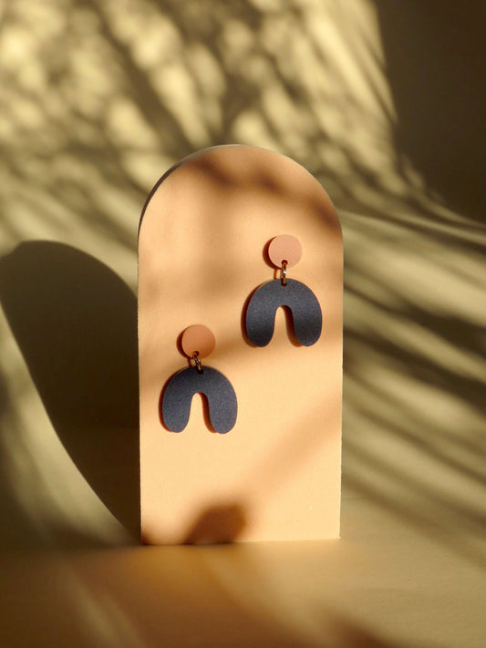 Kleine Arch Bogen Ohrringe in terracotta dunkelblau