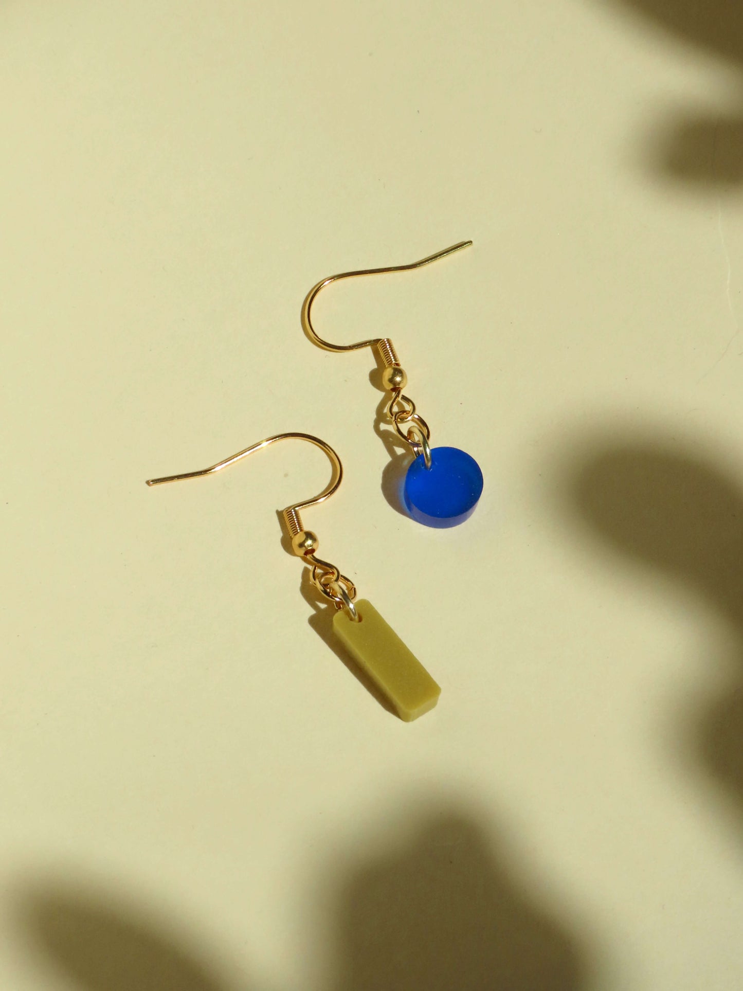 Dots und Stick Hänger Ohrringe in blau und avocado