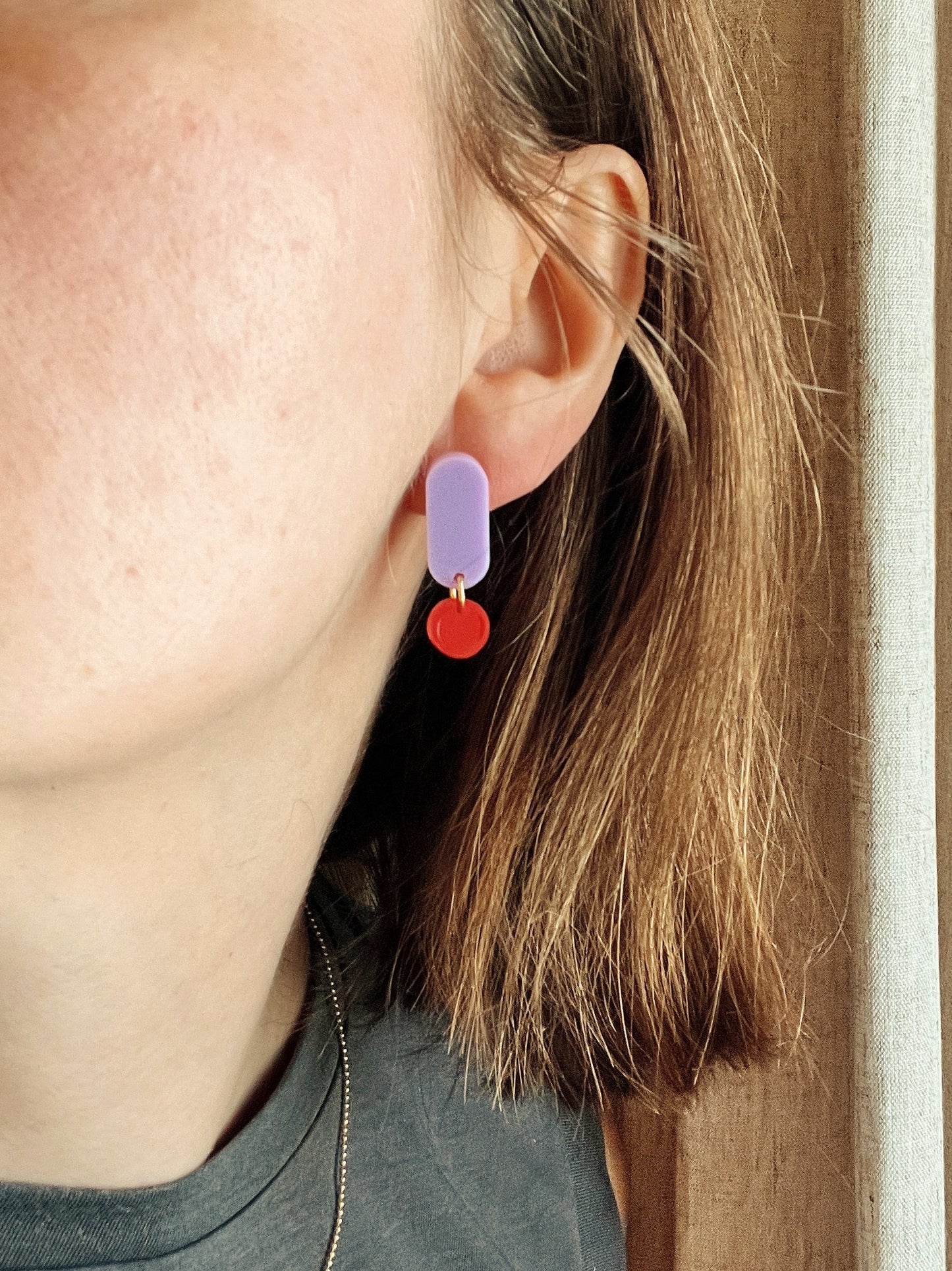 Claire asymmetrische Ohrringe in rot flieder