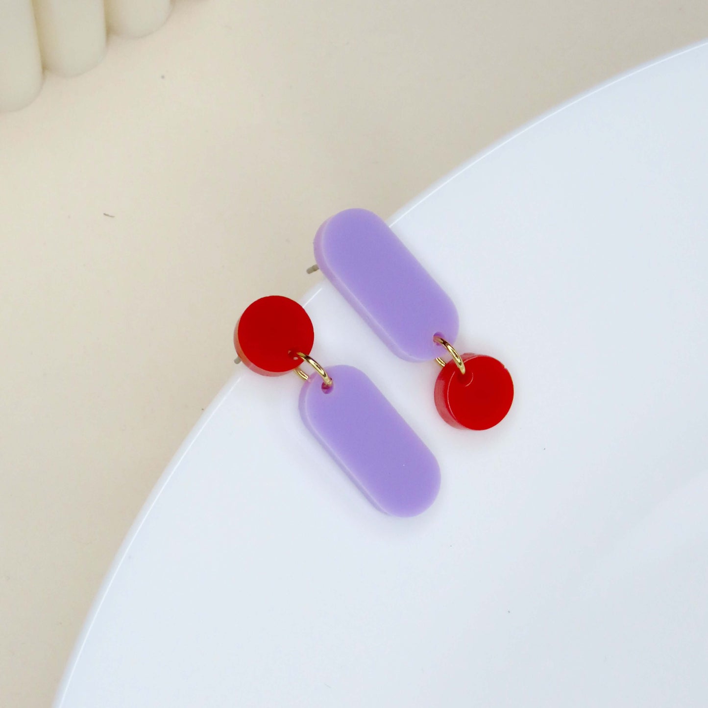 Claire asymmetrische Ohrringe in rot flieder