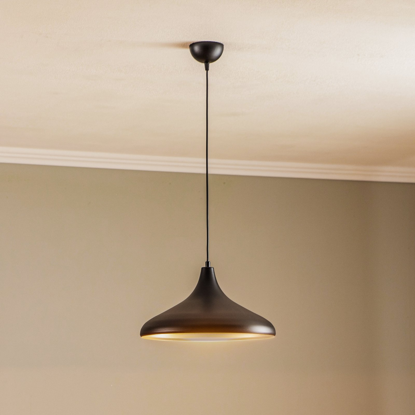 B-lager Avonni hengilampi Av 4106 M8 Bsy 36 svartgull 36cm E27 lampi